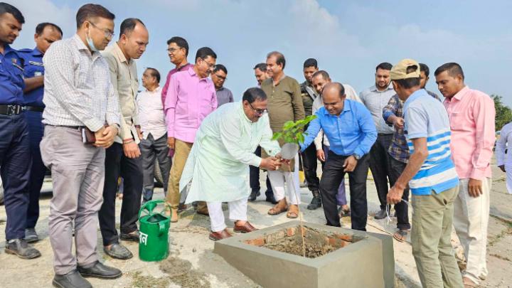 সাপাহারে জবই বিলে গাছের চারা রোপণ করলেন খাদ্যমন্ত্রী সাপাহারে_জবই_বিলে_গাছের_চারা_রোপণ_করলেন_খাদ্যমন্ত্রী